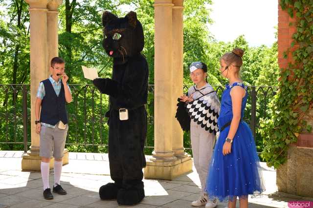 Tymek i Czarny Kot - magiczny teatr uliczny w wykonaniu kamienieckich uczniów