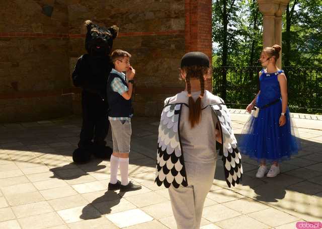 Tymek i Czarny Kot - magiczny teatr uliczny w wykonaniu kamienieckich uczniów