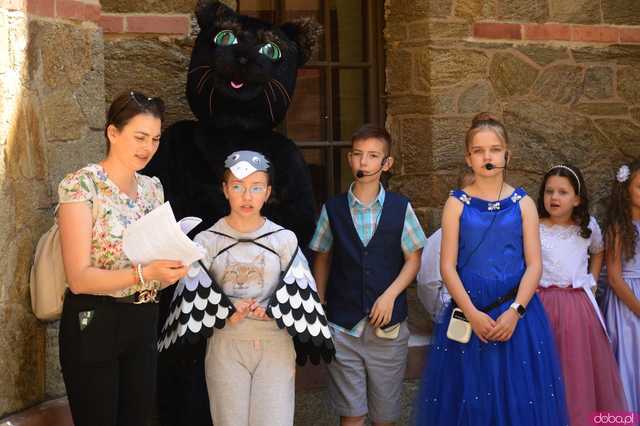 Tymek i Czarny Kot - magiczny teatr uliczny w wykonaniu kamienieckich uczniów