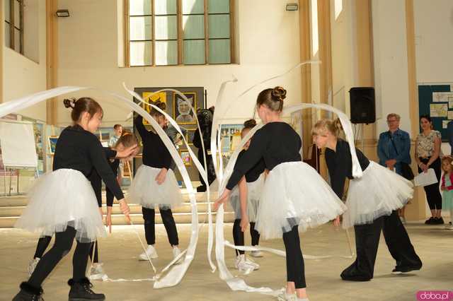 Tymek i Czarny Kot - magiczny teatr uliczny w wykonaniu kamienieckich uczniów