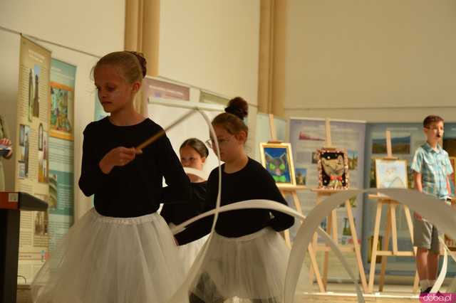Tymek i Czarny Kot - magiczny teatr uliczny w wykonaniu kamienieckich uczniów