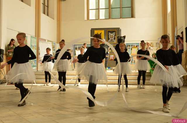 Tymek i Czarny Kot - magiczny teatr uliczny w wykonaniu kamienieckich uczniów