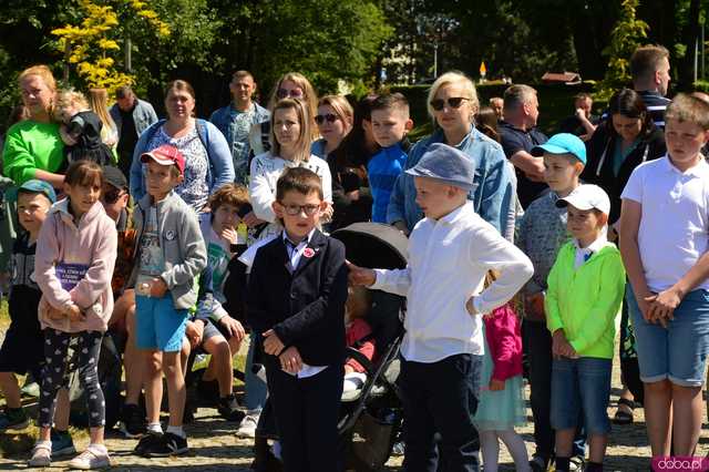 Tymek i Czarny Kot - magiczny teatr uliczny w wykonaniu kamienieckich uczniów