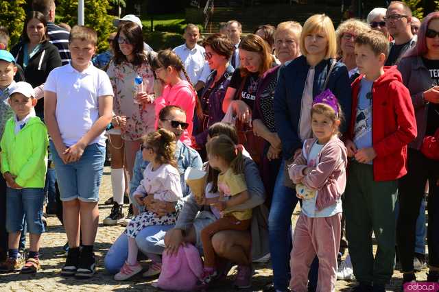 Tymek i Czarny Kot - magiczny teatr uliczny w wykonaniu kamienieckich uczniów