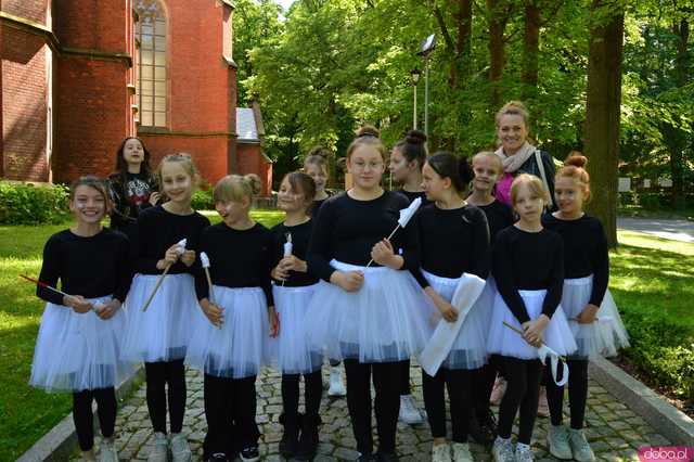 Tymek i Czarny Kot - magiczny teatr uliczny w wykonaniu kamienieckich uczniów