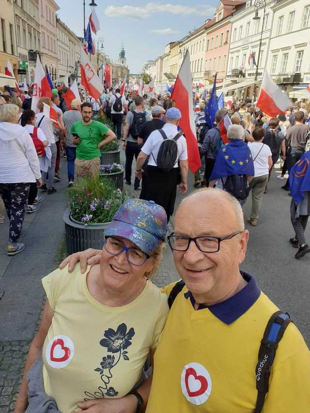 Mieszkańcy i samorządowcy na marszu w Warszawie. W powiecie też solidaryzowano się z manifestującymi 