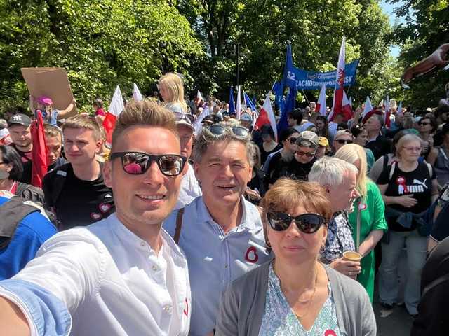 Mieszkańcy i samorządowcy na marszu w Warszawie. W powiecie też solidaryzowano się z manifestującymi 