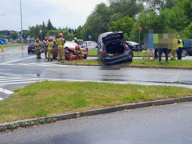 Zderzenie dwóch osobówek na skrzyżowaniu Legnickiej i ósemki