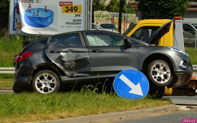 Zderzenie dwóch osobówek na skrzyżowaniu Legnickiej i ósemki