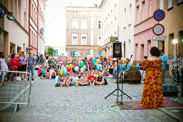 Koncert Emose Uhunmwangho pod Krzywą Wieżą