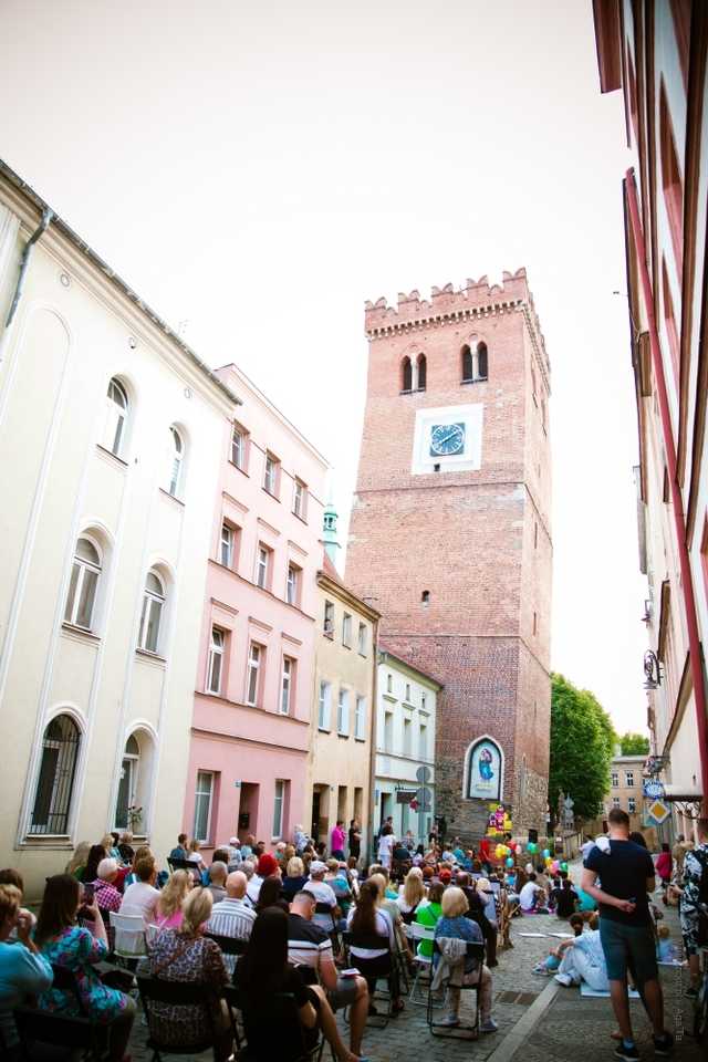 Koncert Emose Uhunmwangho pod Krzywą Wieżą