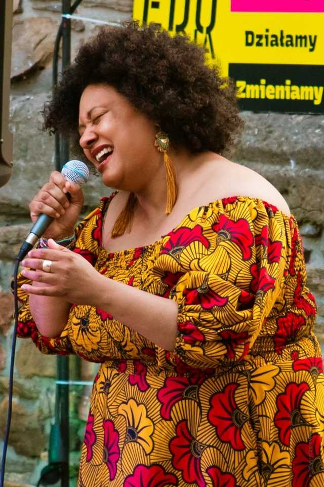 Koncert Emose Uhunmwangho pod Krzywą Wieżą