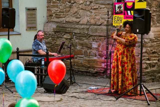 Koncert Emose Uhunmwangho pod Krzywą Wieżą