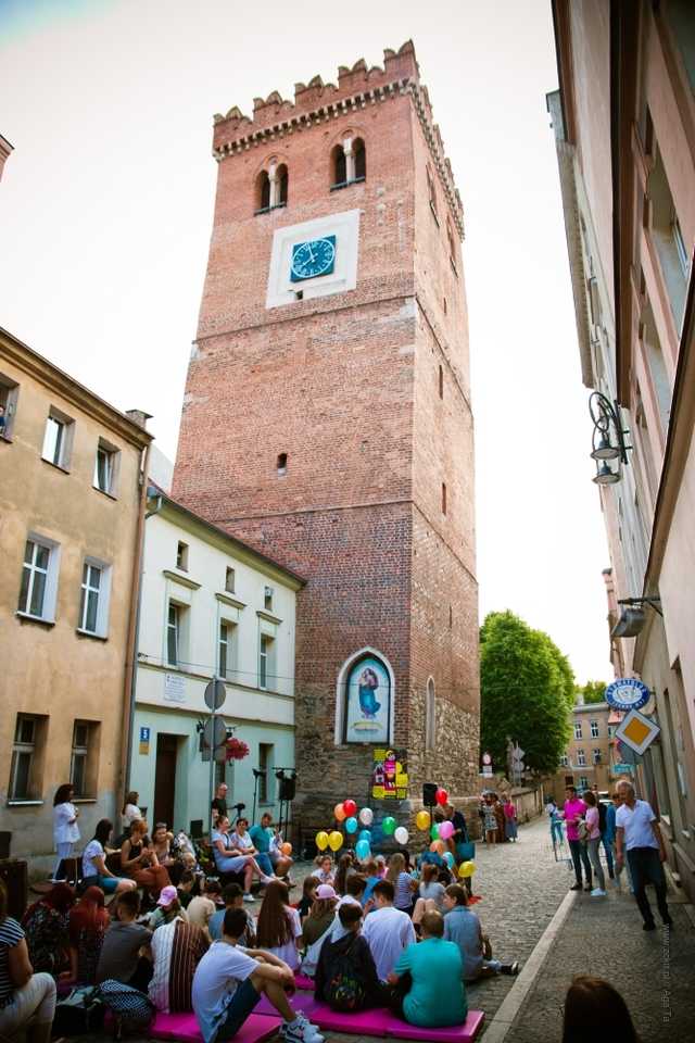 Koncert Emose Uhunmwangho pod Krzywą Wieżą