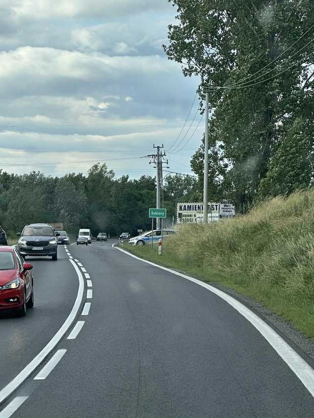 Wyprzedzał osobówką na dk8, zahaczył dwa pojazdy. Poszkodowany motocyklista