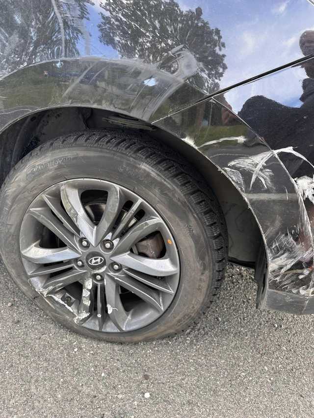 Wyprzedzał osobówką na dk8, zahaczył dwa pojazdy. Poszkodowany motocyklista