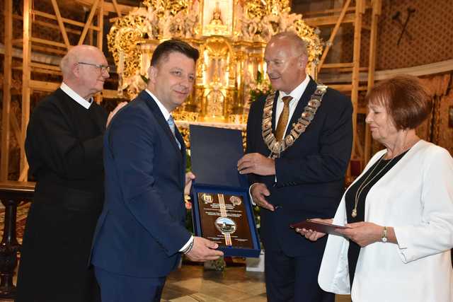 Ksiądz Mirosław Grakowicz i Michał Dworczyk Honorowymi Obywatelami Miasta i Gminy Bardo 