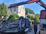 Zderzenie dwóch pojazdów w Stolcu. Samochody wylądowały w rowie