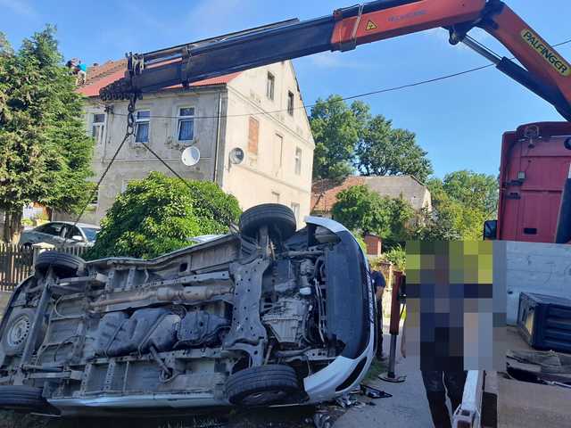 Zderzenie dwóch pojazdów w Stolcu. Samochody wylądowały w rowie