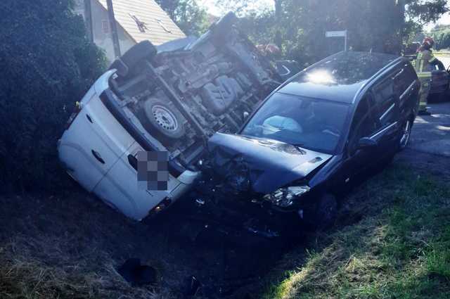 Zderzenie dwóch pojazdów w Stolcu. Samochody wylądowały w rowie