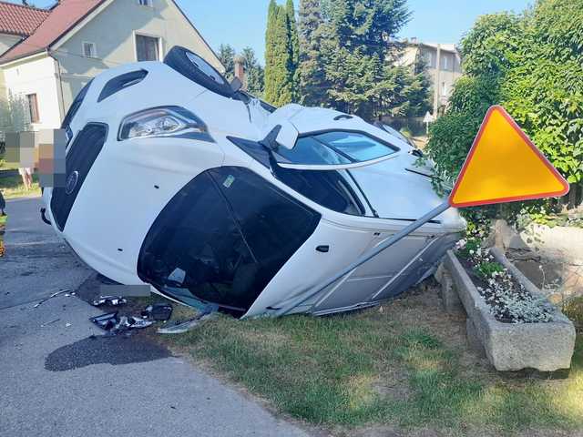 Zderzenie dwóch pojazdów w Stolcu. Samochody wylądowały w rowie