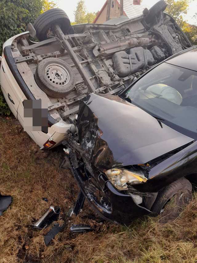 Zderzenie dwóch pojazdów w Stolcu. Samochody wylądowały w rowie