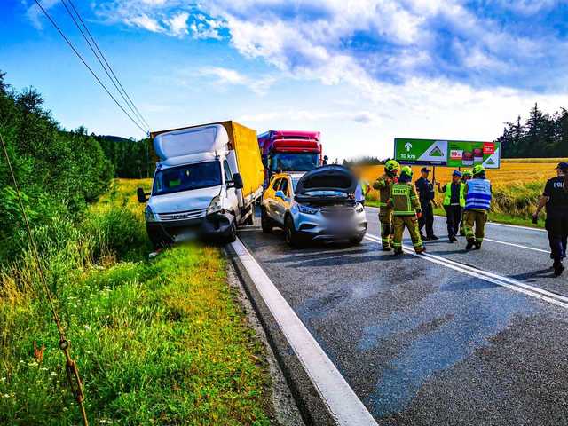 Zderzenie osobówki, busa i ciężarówki na dk8 za Bardem