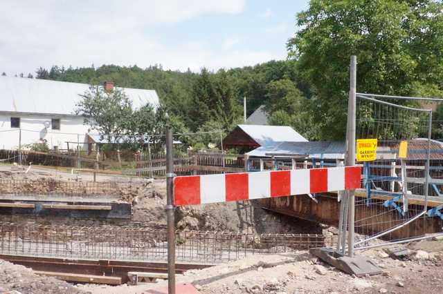 Trwa przebudowa mostu w Laskach [FOTO]