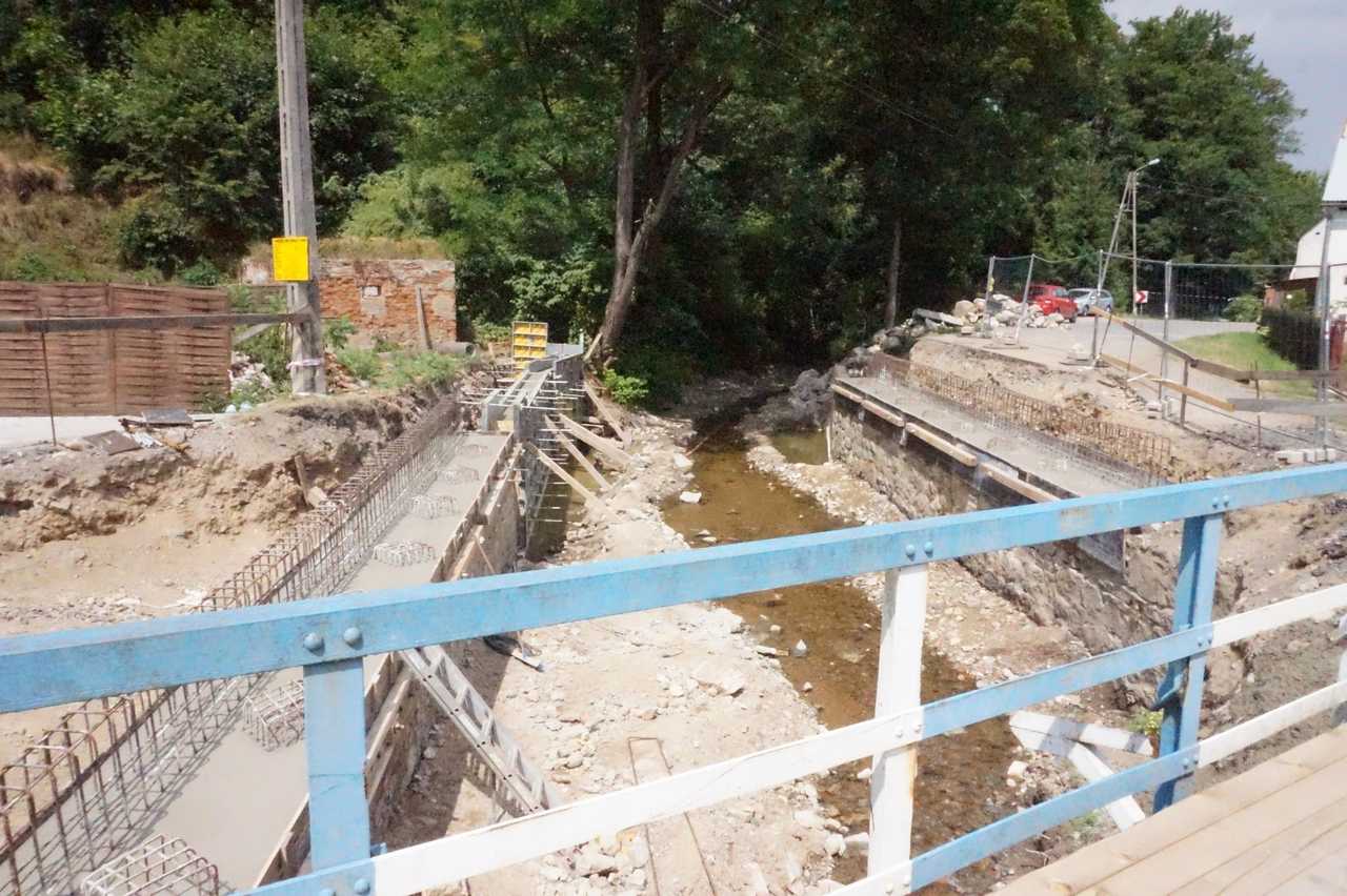 Trwa przebudowa mostu w Laskach [FOTO]