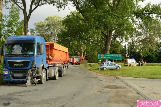 Zderzenie osobówki i samochodu ciężarowego na skrzyżowaniu dk8 i drogi na Przyłęk