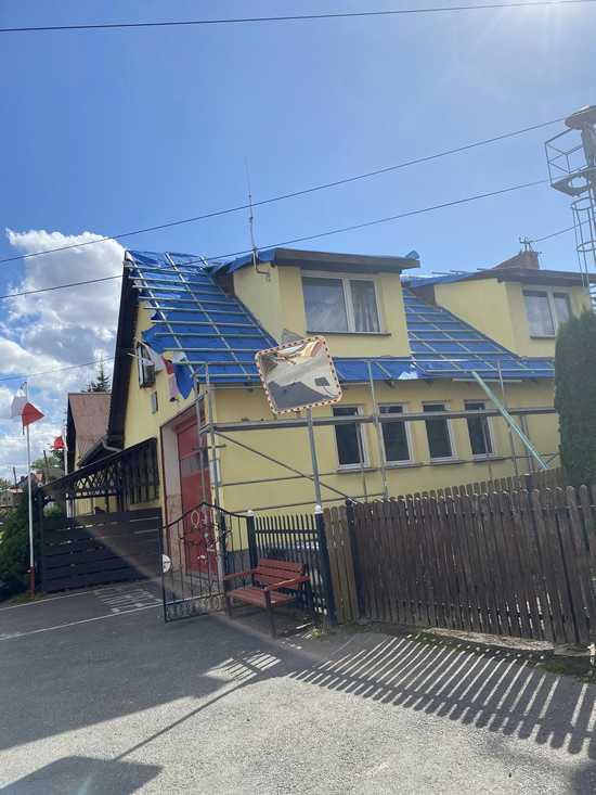Trwa wymiana pokrycia dachu na budynku świetlicy wiejskiej w Dobrzenicach [FOTO]