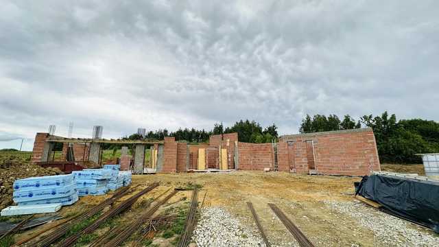 Postępuje budowa świetlicy wiejskiej w Kalinowicach Górnych [FOTO, WIZUALIZACJA]