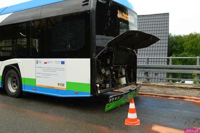 Zderzenie autobusu miejskiego i osobówki w Ząbkowicach Śląskich