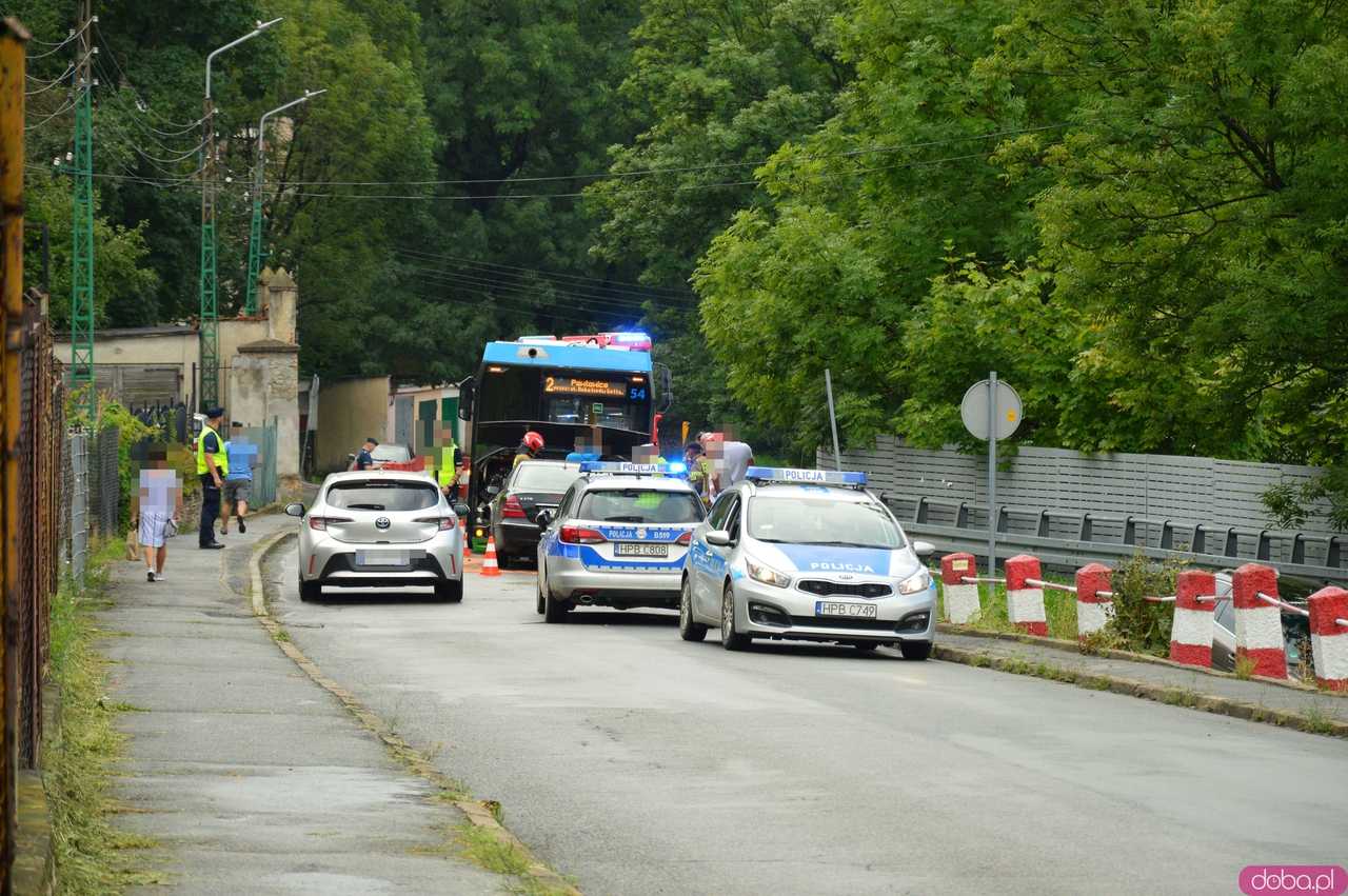 Zderzenie autobusu miejskiego i osobówki w Ząbkowicach Śląskich