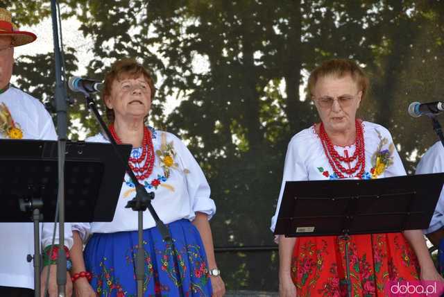 [FOTO] Podziękowali za plony podczas Dożynek Gminnych w Niedźwiedziu