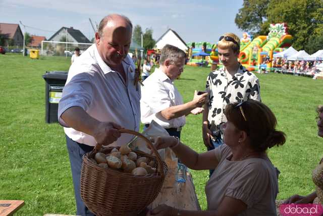 [FOTO] Podziękowali za plony podczas Dożynek Gminnych w Niedźwiedziu