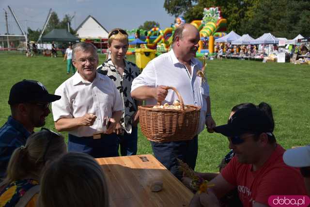 [FOTO] Podziękowali za plony podczas Dożynek Gminnych w Niedźwiedziu