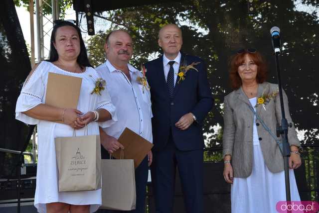 [FOTO] Podziękowali za plony podczas Dożynek Gminnych w Niedźwiedziu