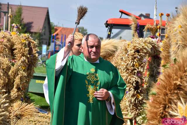 [FOTO] Podziękowali za plony podczas Dożynek Gminnych w Niedźwiedziu