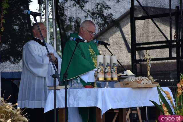 [FOTO] Podziękowali za plony podczas Dożynek Gminnych w Niedźwiedziu
