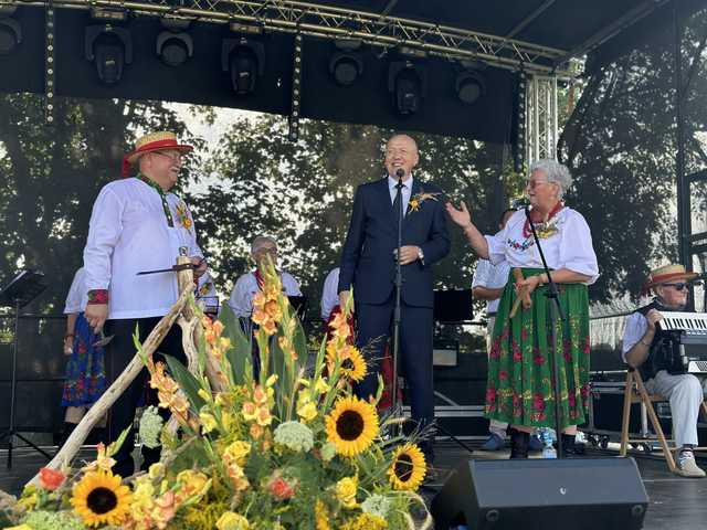 [FOTO] Podziękowali za plony podczas Dożynek Gminnych w Niedźwiedziu