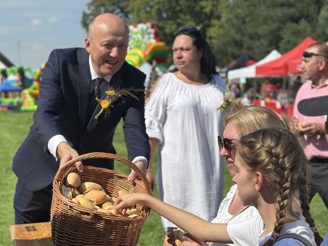 [FOTO] Podziękowali za plony podczas Dożynek Gminnych w Niedźwiedziu