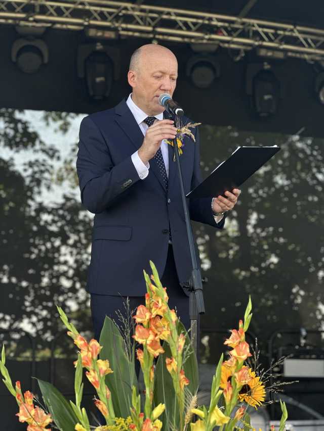 [FOTO] Podziękowali za plony podczas Dożynek Gminnych w Niedźwiedziu