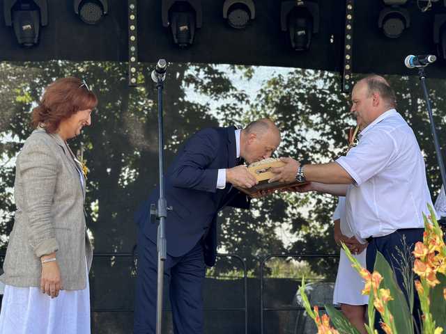 [FOTO] Podziękowali za plony podczas Dożynek Gminnych w Niedźwiedziu