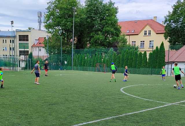 Tydzień z piłką nożną i siatkonogą