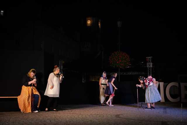 Teatr Bez Maski z DPS-u w Opolnicy na ząbkowickim Rynku