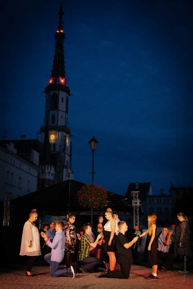 Teatr Bez Maski z DPS-u w Opolnicy na ząbkowickim Rynku