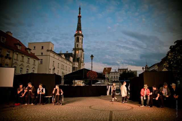 Teatr Bez Maski z DPS-u w Opolnicy na ząbkowickim Rynku