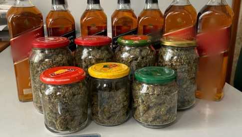 30-latek w słoikach trzymał kilkaset porcji marihuany 