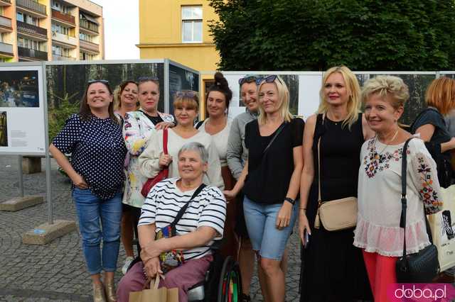 Wystawa o kryzysie humanitarnym na granicy polsko-białoruskiej i spotkanie z Janiną Ochojską